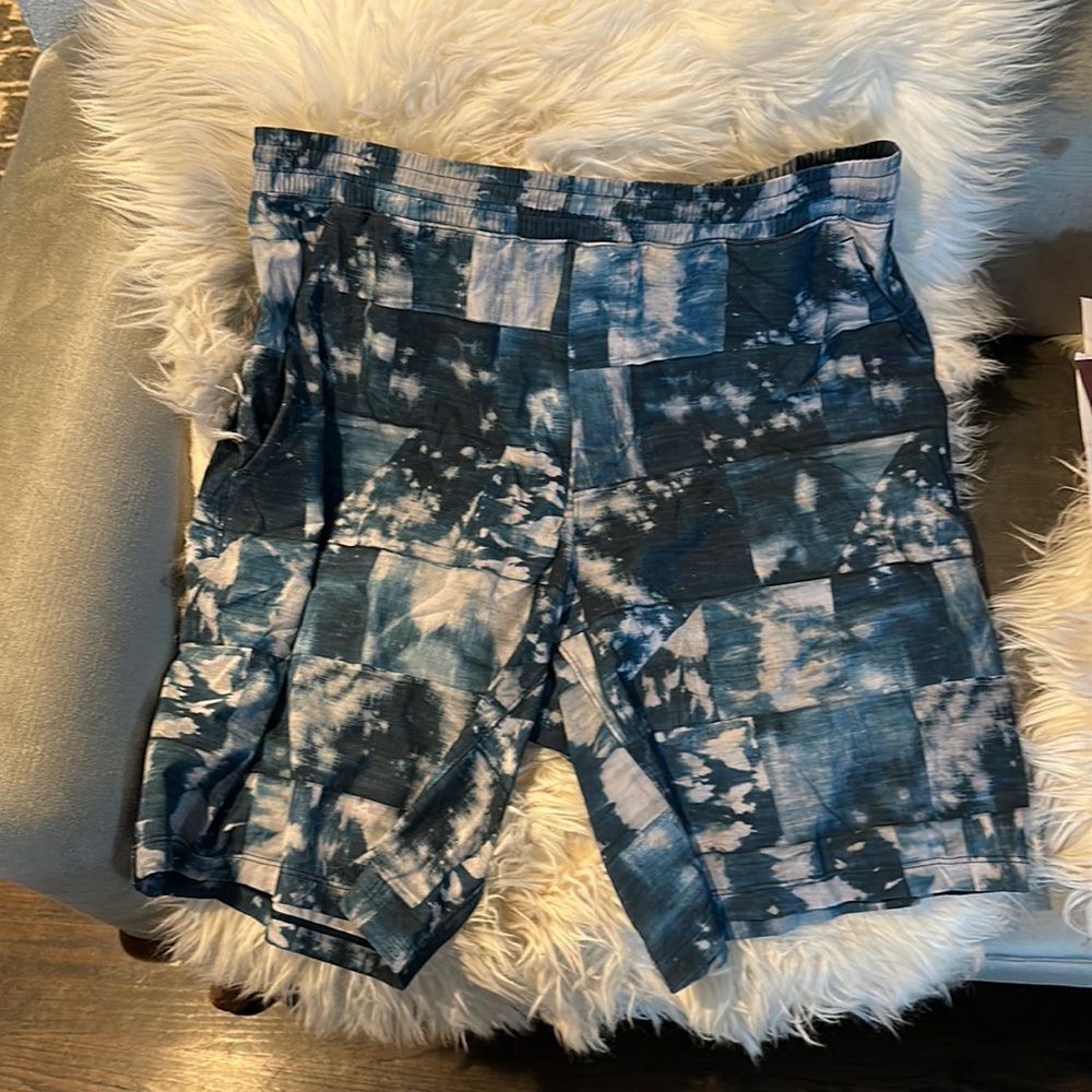 Lululemon Men’s L, short, excellent condition no tags